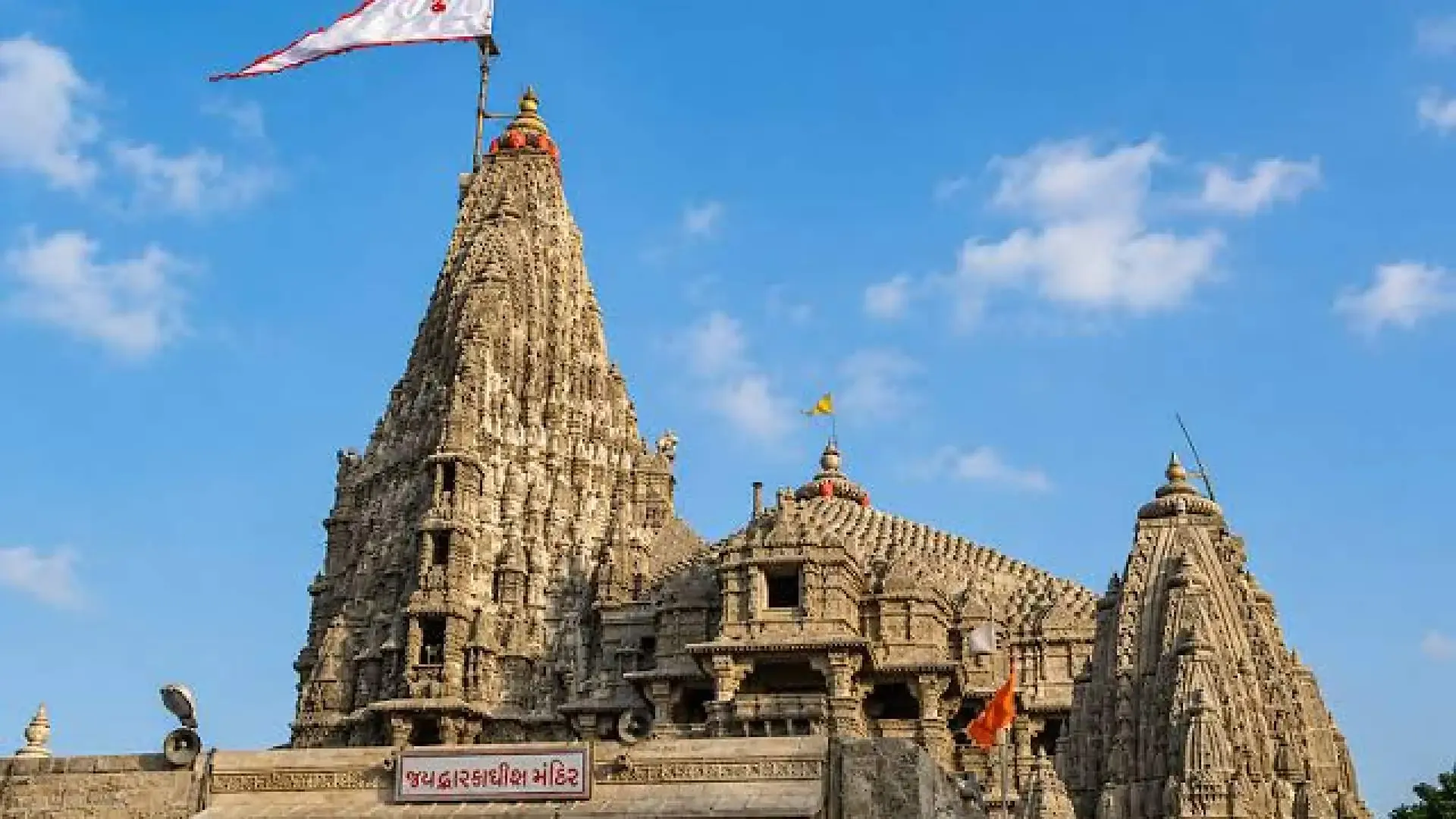 Dwarkadhish Temple: The Sacred Kingdom of Lord Krishna - Photo 4