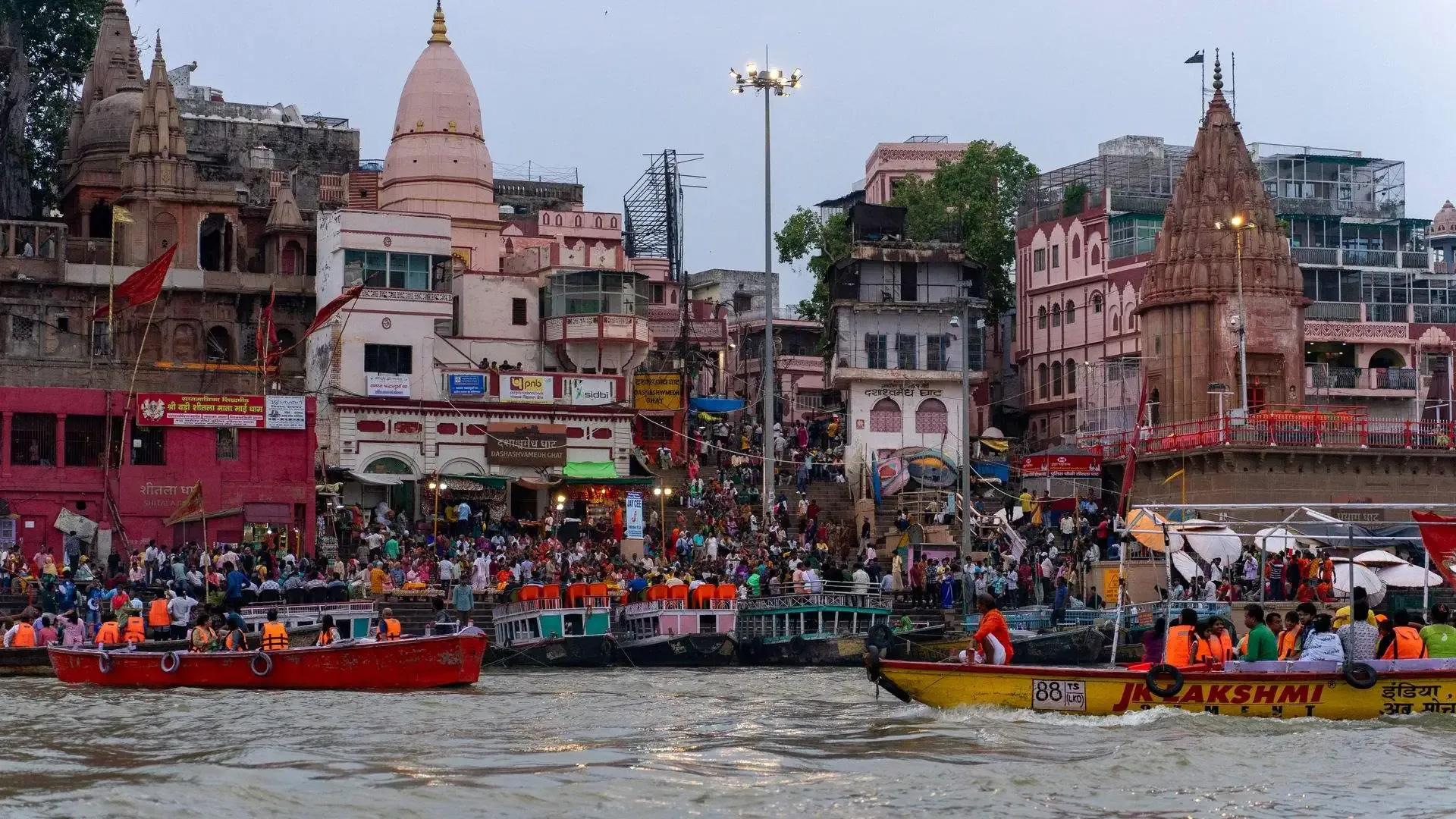 Kashi Vishwanath Temple Travel Guide | Darshan, History, Timings & Best Time to Visit - Photo 3
