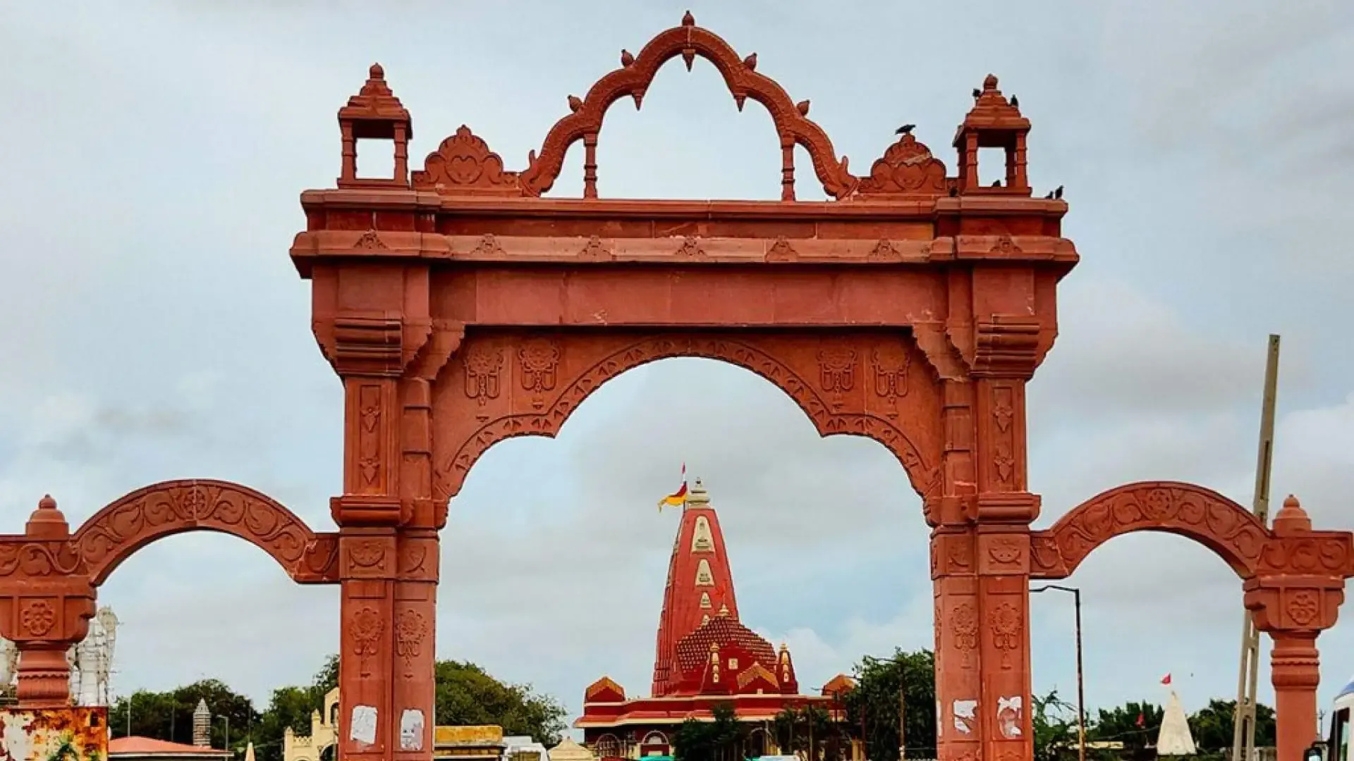 Nageshwar Jyotirlinga: A Sacred Shiva Temple Near Dwarka - Photo 2