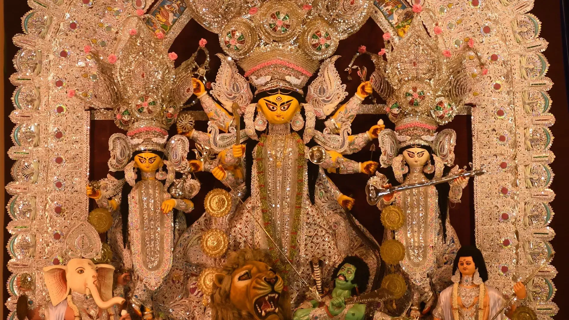 Kolkata Durga Puja 2026: Iconic Pandals, Midnight Hopping, Bonedi Bari & Complete Travel Guide - Photo 4