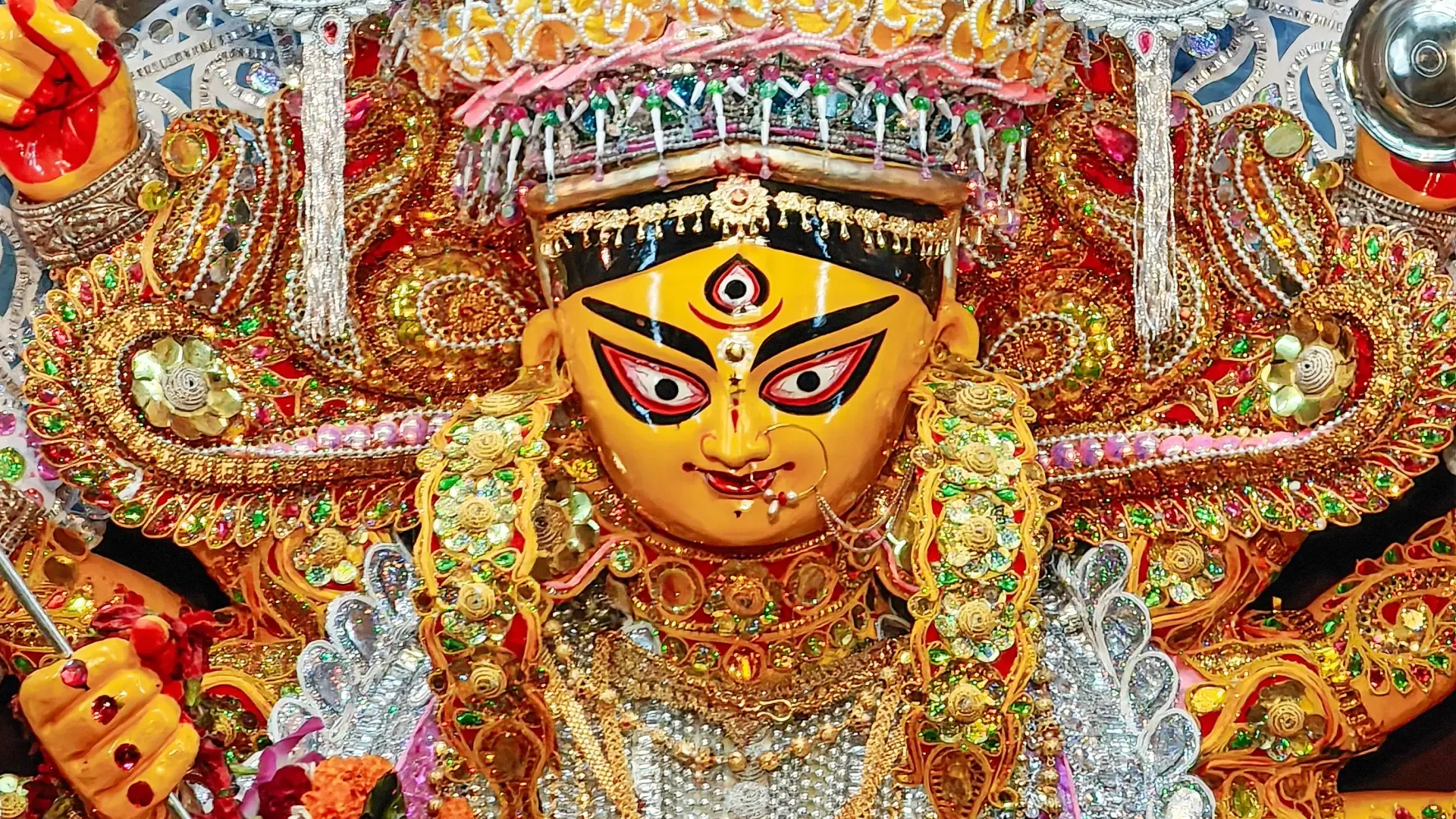 Kolkata Durga Puja 2026: Iconic Pandals, Midnight Hopping, Bonedi Bari & Complete Travel Guide - Photo 5