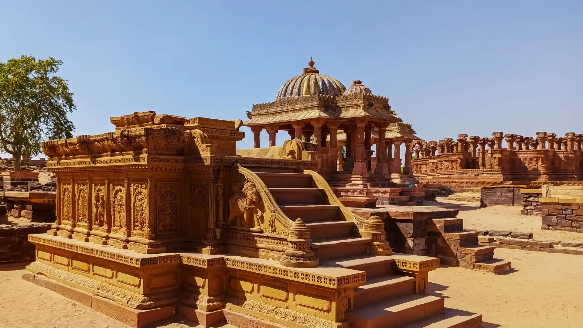 Bhuj Heritage Garba Guide 2026: Royal Chhatardi, Prag Mahal, Kutchi Raas & Timings - Photo 3