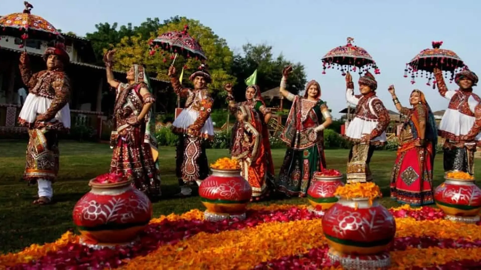 Bhuj Heritage Garba Guide 2026: Royal Chhatardi, Prag Mahal, Kutchi Raas & Timings - Photo 5