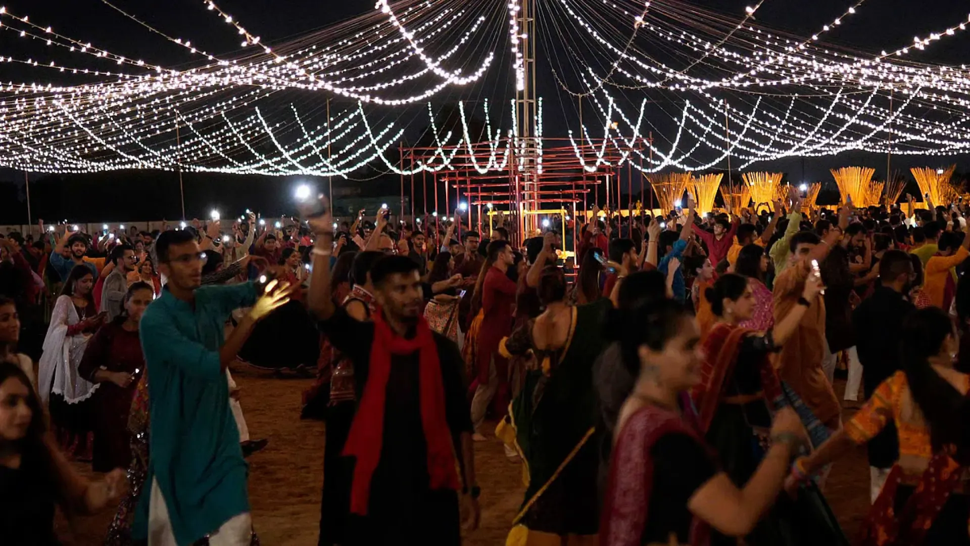 Mandli Garba Ahmedabad Guide 2026: The Purist's Acoustic Dhol Garba, Passes & Vibe - Photo 3